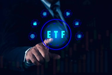 İşadamı ETF 'yi işaret ediyor (Ticaret Fonları). Yatırım Fırsatları Karşılıklı Fonlar ve ETF 'lerde, Finansal Piyasada Zenginlik Artıyor.