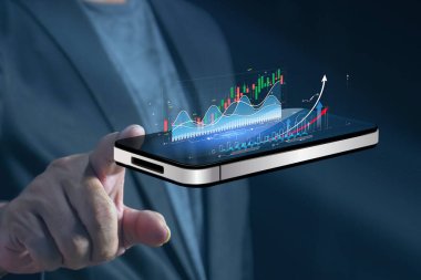 İş finans ve yatırım konsepti, İşadamı akıllı telefon ekranında online borsa ticareti, Finansal borsa. Yatırımcı analizi ve borsa grafiği ekranda. 
