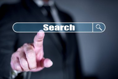 Sanal ekranda iş adamı arıyor. Yapay zeka teknolojisiyle veri teknolojisi arama motoru optimizasyonu. Ai arama teknolojisi konsepti