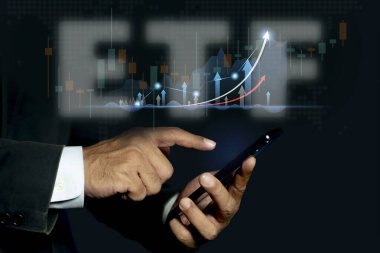 İşadamı ETF 'yi işaret ediyor (Ticaret Fonları). Yatırım Fırsatları Karşılıklı Fonlar ve ETF 'lerde, Finansal Piyasada Zenginlik Artıyor.
