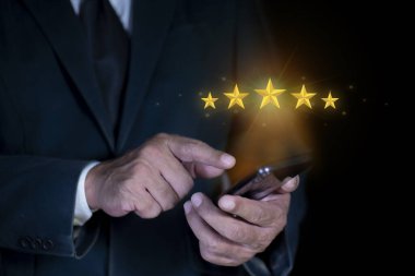 Memnuniyet araştırması konsepti. Müşteri hizmetleri en iyi iş derecelendirme deneyimi. Kullanıcı çevrimiçi başvuru, çevrimiçi pazarlama ve iş süreçlerinde hizmet deneyimine derecelendirme verir.