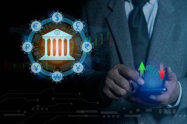 İş adamı sanal ekranda dünya para birimiyle dijital ödeme için akıllı telefonu kullanıyor. İnternet bankacılığı, online işlem uygulaması, finans teknolojisi. Fintech konsepti.