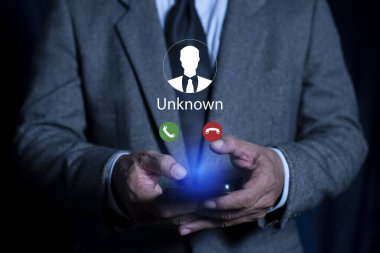 Bilinmeyen numaradan aranan akıllı telefonları kullanan iş adamları, çağrı merkezi çetesi, telefon şakacısı, dolandırıcı ya da yabancı. 