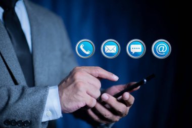 İş adamı müşteri desteği için telefon kullanır (e-posta, adres, canlı sohbet, telefon). Bizimle ya da müşteri destek hattıyla bağlantı kurun, müşteri hizmetleri