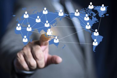 İş adamı dünya haritasında insan ikonuna dokunuyor. İnsan kaynakları, büyük veriler. İş adamları, takım başarısı, iş başarısı, takım çalışması, lider konsepti.