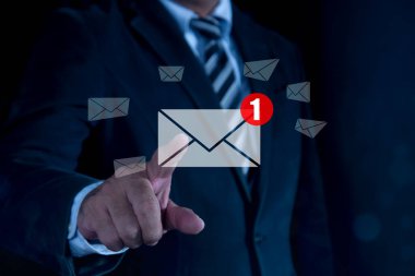 İş e-posta iletişimi için yeni e-posta bildirim gönder. İnternet teknolojisi. Gelen kutusu elektronik mesaj alıyor. Sanal ekranda işadamı e- postasına dokundu.