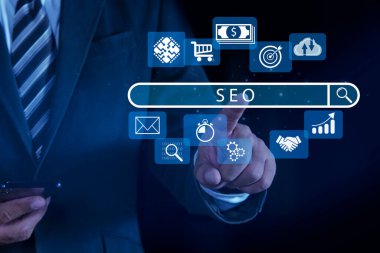 İş adamının parmakları arama çubuğuna dokunuyor. Arama motoru optimizasyonu dijital pazarlama iş teknolojisi kavramı.