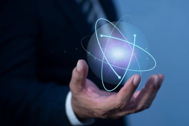Yaratıcı atomu tutan iş adamı. Nükleer füzyon konsepti, sonsuz enerji, ucuz elektrik, yenilikçi teknolojiler, gelecek teknolojileri. Bilim ve gelecek kavramı