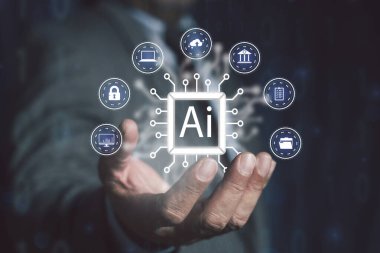 Yapay Zeka (yapay zeka) otomasyonunu elinde tutan bir iş adamı. Chatbot, robot yapay zeka, müşteri verilerini, iş ve teknolojiyi analiz edin.