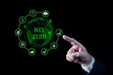 İşadamı Sıfır Ağ simgesine dokunuyor. Doğal ortam. İklim-nötr uzun vadeli bir strateji. Sera gazı emisyonları hedefleri. Karbon nötr ve net sıfır kavramı.