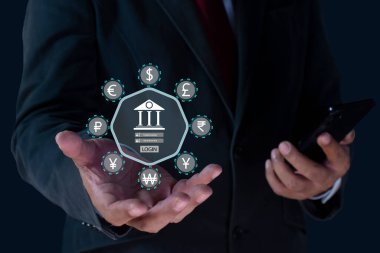İş adamı sanal ekranda dünya para birimiyle dijital ödeme için akıllı telefonu kullanıyor. Çevrimiçi değişim ve para yönetimi, internet ağı güvenlik teknolojisinin önemi. Fintech konsepti.