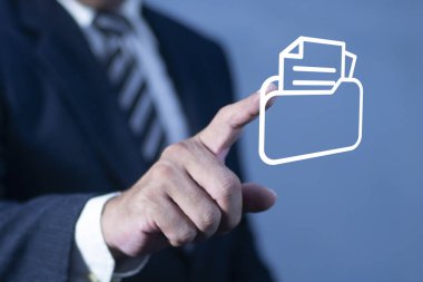 İş adamı simge klasörüne dokunuyor. Belge yönetim sistemi. DMS, belge yönetim sistemi konsepti. Şirket dosyalarını arşivlemek için yazılım.
