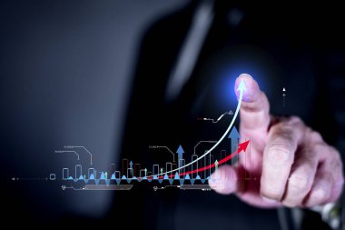 Planlama hedefi zorluğu ve iş stratejisi yatırım geliştirme kavramını finanse ediyor. İşadamı puan artışı ok grafiği kurumsal gelecek büyümesi. 