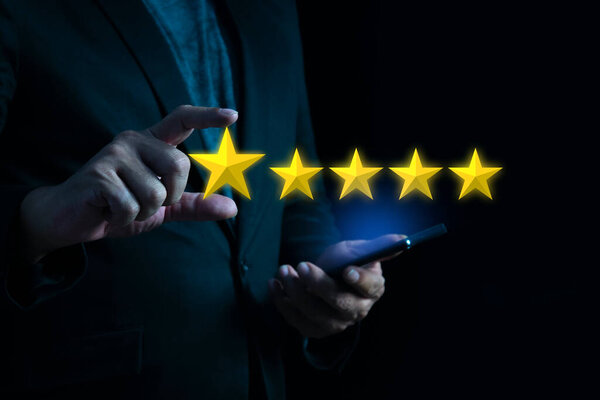 Бизнесмен-клиент дает пятизвездочную оценку смартфону, опыту обслуживания клиентов и удовлетворенности отзывами. Рейтинг 5 звезд. Обзор, Рейтинг сервиса, Социальная реклама