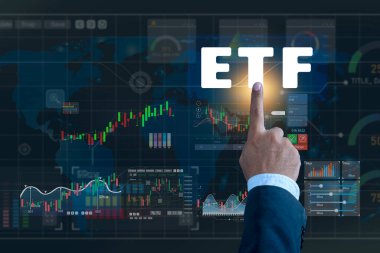 Sanal ekranda ETF 'ye (Borsa Fonları) işaret eden işadamı, ETF Yatırım Yatırım Finans kavramını takas etti. İş ve Teknoloji Konsepti. Finansal Piyasada Zenginlik Büyüyor.