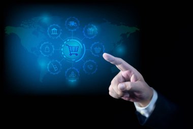 İş adamı online alışveriş dijital teknolojisiyle akıllı telefon kullanıyor. Reklam tasarımı için e-ticaret çevrimiçi market pazarlaması. satış, perakende, el arabası ve iş hizmeti teknolojisi