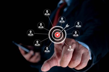 Müşteri odaklı hedef grubu ve müşteri ilişkileri yönetim kavramı için bir insan simgesi ile hedef simge bağlantısı.