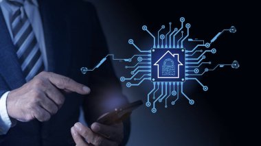 Akıllı telefon kullanan bir adam kablosuz bağlantı yoluyla akıllı ev aygıtlarını kontrol eder. Aygıt ekranındaki asma kilitleri kapat ve aç. Güvenli akıllı ev.