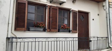 Makedonya 'nın kuzeyindeki Kavala kenti. Eski şehrin, limanın ve antik kalenin resmi. Sokak görüntüsü