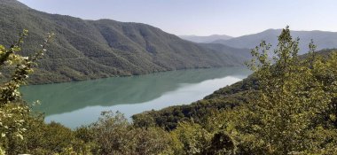 Zhinvali Gölü. Dusheti Belediyesi, Mtskheta-Mtianeti bölgesi, Aragvi nehri üzerinde. Georgia mı? Kafkaslar. Fotoğraflar Gürcistan, Kafkasya 'dan