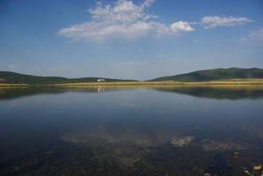 Doğu Georgia 'daki Bazaleti Gölü. Dusheti. Svaneti 'nin çekimi