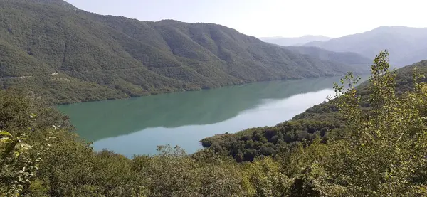 Zhinvali Gölü. Dusheti Belediyesi, Mtskheta-Mtianeti bölgesi, Aragvi nehri üzerinde. Georgia mı? Kafkaslar. Fotoğraflar Gürcistan, Kafkasya 'dan