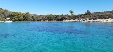 Gök Ege 'nin deniz manzarası. Vourvourou köyü, Diaporos adası. Kuzey Yunanistan, Orta Makedonya, Chalkidiki yarımadası, Sithonia. 