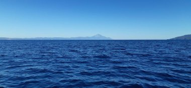 Gök Ege 'nin deniz manzarası. Kutsal dağ Athos. Kuzey Yunanistan, Orta Makedonya, Chalkidiki yarımadası, Sithonia. 