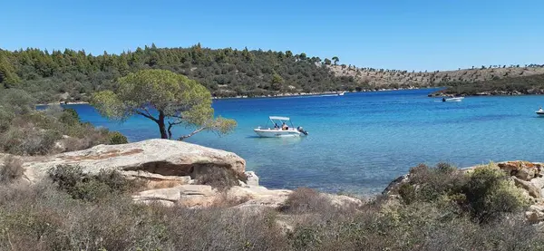 Gök Ege 'nin deniz manzarası. Vourvourou köyü, Diaporos adası. Kuzey Yunanistan, Orta Makedonya, Chalkidiki yarımadası, Sithonia. 