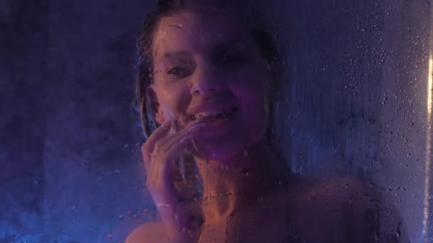 Vacker Sexig Tjej Duschen Kvinna Rinnande Vatten — Stockvideo