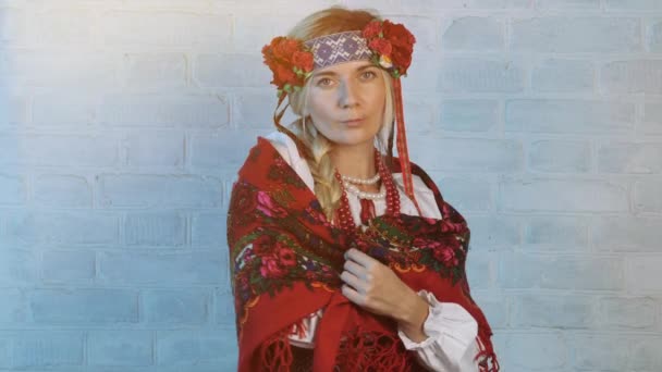 民族衣装を着たウクライナ人女性 ウクライナ人の少女だ ウクライナでの戦争 — ストック動画