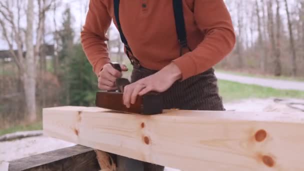 Carpinteiro Trabalha Com Madeira Lixamento Madeira Produzir Material Construção Mobília — Vídeo de Stock