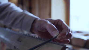 Baltayı bilemek. Kış için odun kesmeye hazırlanıyorum..