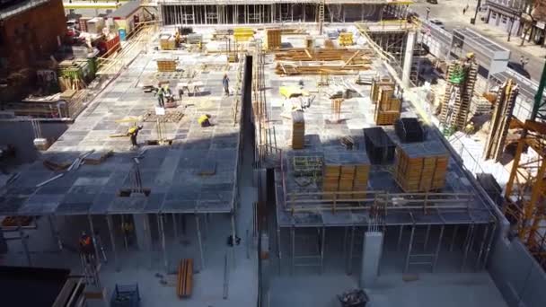Будівництво Багатоповерхового Житлового Комплексу Будівельники — стокове відео