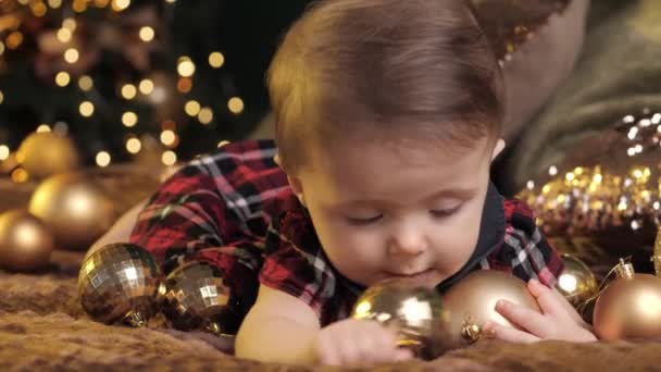 Niña Con Juguetes Navidad Casa Navidad — Vídeos de Stock