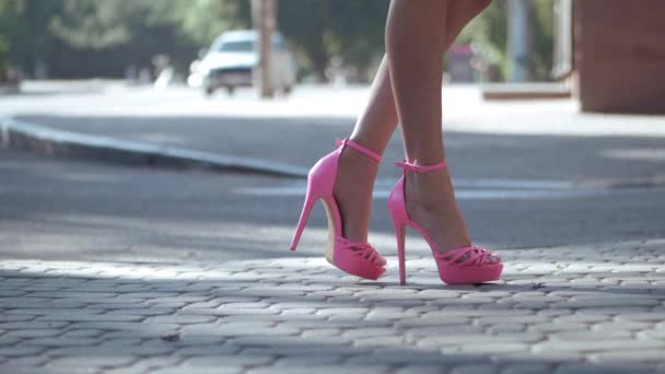 细长的女性腿 穿高跟鞋走路的女孩 — 图库视频影像