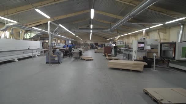 家具工場の男性 木で作られた生産 倉庫内の労働者 — ストック動画