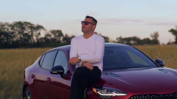 Junger Mann Auto Geschäftsmann Fährt Luxusauto — Stockvideo