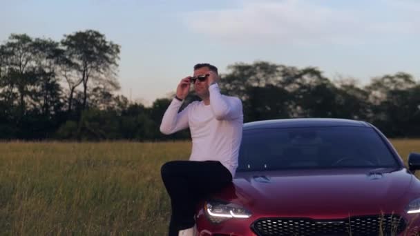 Tânăr Într Maşină Omul Afaceri Conduce Mașină Lux — Videoclip de stoc