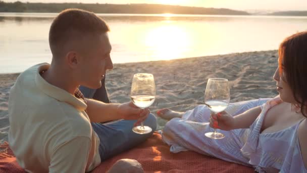Ευτυχισμένο Ζευγάρι Ερωτευμένο Ρομαντικό Ραντεβού Επευφημίες Λευκά Ποτήρια Κρασιού Επέτειος — Αρχείο Βίντεο