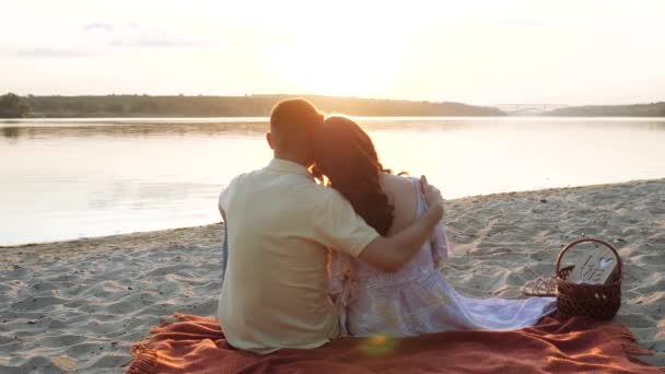 Egy Boldog Szerelmespár Egy Romantikus Randin Fehér Borospohárral Szurkolok Évforduló — Stock videók
