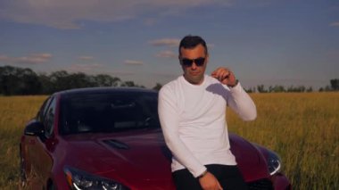 Arabadaki genç adam. Lüks araba kullanan bir işadamı..