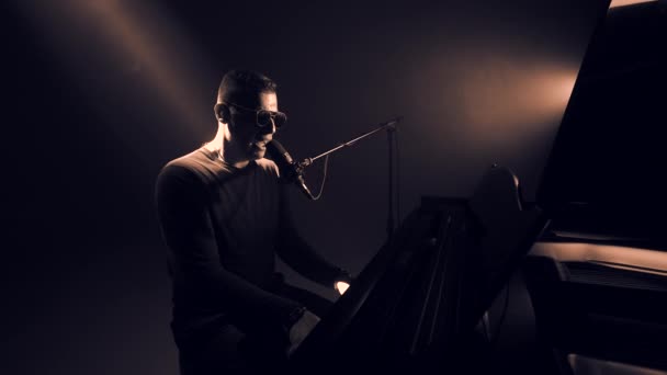 Adam Mikrofona Şarkı Söylüyor Yakışıklı Adam Şarkı Söylüyor Piyanist Büyük — Stok video