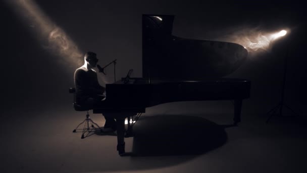 Человек Поет Микрофон Красивый Мужчина Поет Пианист Играет Рояле — стоковое видео