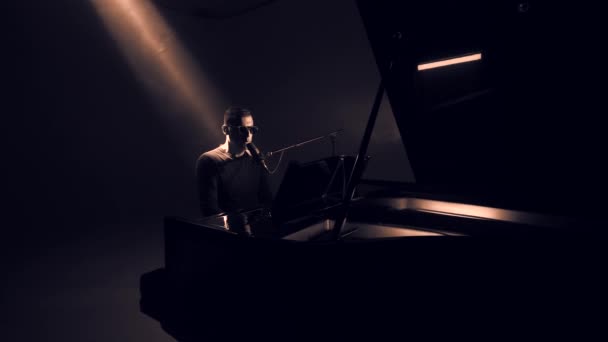 Adam Mikrofona Şarkı Söylüyor Yakışıklı Adam Şarkı Söylüyor Piyanist Büyük — Stok video