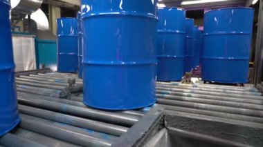 Makine yağı üretim tesisi. Motor yağlı metal fıçı. Motor yağı dağıtmak için konveyör hattı. Kayganlaştırıcı depolama ve tedarik. Sanayi girişimleri.