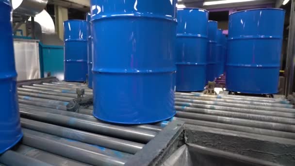Zakład Produkcji Oleju Maszynowego Metalowa Beczka Olejem Silnikowym Linia Transportująca — Wideo stockowe