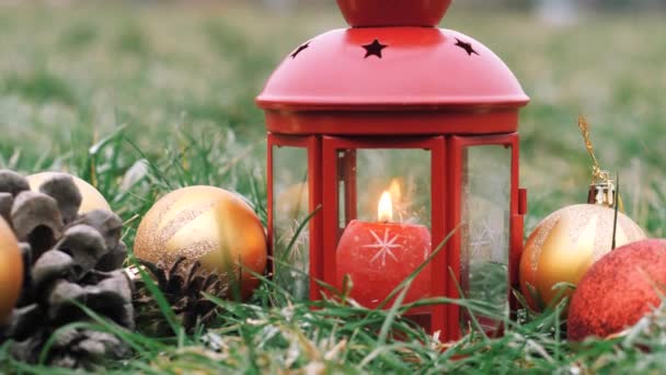 Laterne Mit Kerze Kerze Brennt Der Lampe Christbaumschmuck Neujahrsatmosphäre Neujahrsstimmung — Stockvideo
