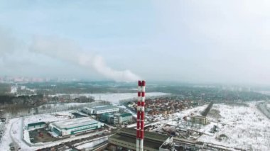 Kazan dairesi. Şehir kazan dairesi. Kışın ısıtma. Pipo Şehri kazan dairesinden duman..