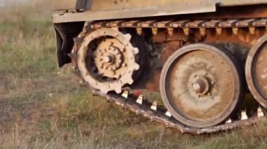 Tank tırtılı. Askeri tankın üzerindeki tırtıl izleri hareket ediyor. Ukrayna 'da savaş. Sivillerin vurulması. askeri eylem.